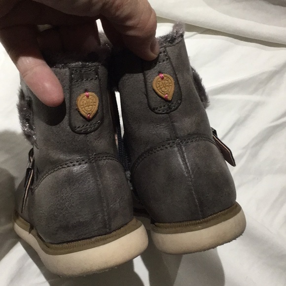 Girls taupe boots 9.5 worn once edgy look - Picture 4 of 11